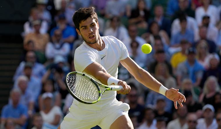Tay vợt Carlos Alcaraz sẽ gặp Daniil Medvedev tại bán kết Wimbledon 2023