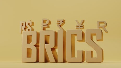 Giá vàng hôm nay 14/7/2023: Giá vàng giữ ở mức cao, xuất hiện quyết định chốt lời, Nga xác nhận về một loại bản vị vàng mới