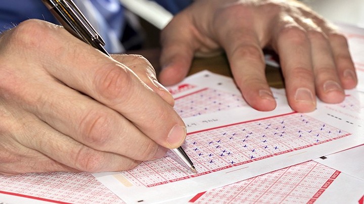 Trung Quốc: Dùng ngày sinh của vợ, con để mua vé số, người chồng trúng giải độc đắc trị giá lớn