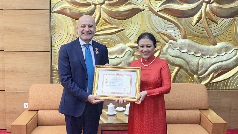 Trao Kỷ niệm chương 'Vì hòa bình, hữu nghị giữa các dân tộc' tặng Đại sứ Italy