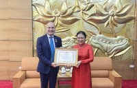 Trao Kỷ niệm chương 'Vì hòa bình, hữu nghị giữa các dân tộc' tặng Đại sứ Italy