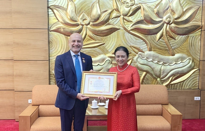 Trao Kỷ niệm chương 'Vì hòa bình, hữu nghị giữa các dân tộc' tặng Đại sứ Italy