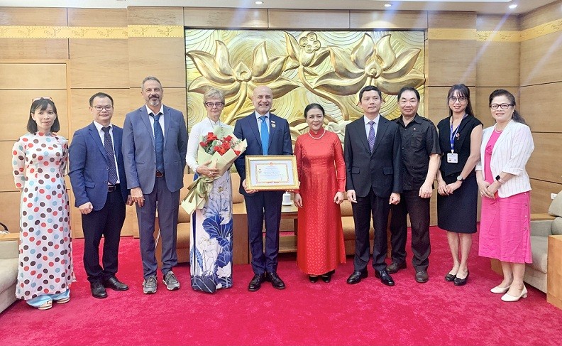 Trao Kỷ niệm chương 'Vì hòa bình, hữu nghị giữa các dân tộc' tặng Đại sứ Italy