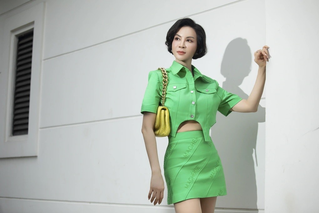 Bộ trang phục này không chỉ giúp MC Thanh Mai khoe được vòng eo 58cm mà còn giúp cô trở nên trẻ hơn nhiều so với tuổi 50. Bộ trang phục này không chỉ giúp MC Thanh Mai khoe được vòng eo 58cm mà còn giúp cô trở nên trẻ hơn nhiều so với tuổi 50.