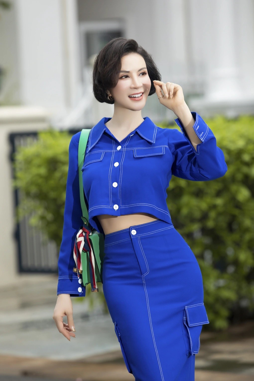 Ở bộ trang phục khác, nữ MC chọn áo ngắn phối với chân váy dài xẻ tà, tạo nên vẻ ngoài quyến rũ, nữ tính. Ở bộ trang phục khác, nữ MC chọn áo ngắn phối với chân váy dài xẻ tà, tạo nên vẻ ngoài quyến rũ, nữ tính.