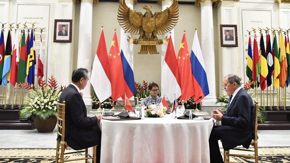 E ngại một xu hướng nguy hiểm ở khu vực, Ngoại trưởng Nga kết nối với Trung Quốc để tìm cách