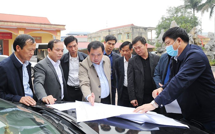 Bí thư Tỉnh ủy Hải Dương Trần Đức Thắng kiểm tra thực tế tại xã Cẩm Hưng, Cẩm Giàng. (Nguồn: CTTĐT Hải Dương) Bí thư Tỉnh ủy Hải Dương Trần Đức Thắng kiểm tra thực tế tại xã Cẩm Hưng, Cẩm Giàng. (Nguồn: CTTĐT Hải Dương)