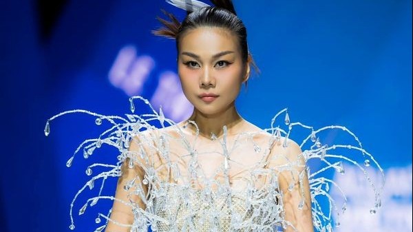 Siêu mẫu Thanh Hằng lộng lẫy trong thiết kế đặc biệt của Lê Thanh Hòa