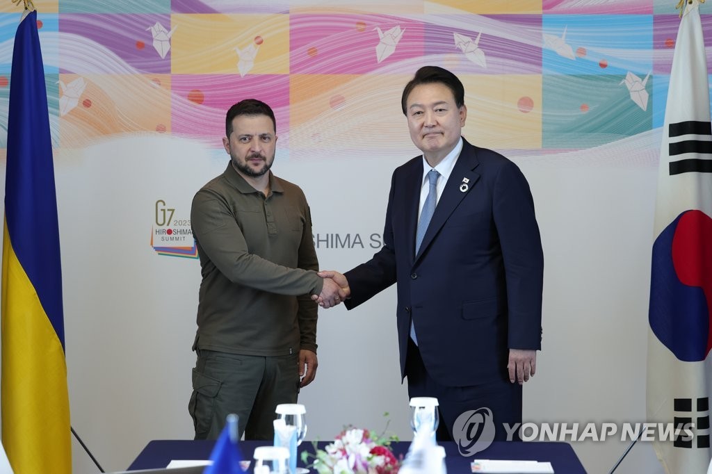 Tổng thống Hàn Quốc Yoon Suk Yeol (phải) bắt tay Tổng thống Ukraine Volodymyr Zelensky trong hội nghị thượng đỉnh ở Hiroshima, Nhật Bản ngày 21/5. Ảnh: Yonhap Tổng thống Hàn Quốc Yoon Suk Yeol (phải) bắt tay Tổng thống Ukraine Volodymyr Zelensky trong hội nghị thượng đỉnh ở Hiroshima, Nhật Bản ngày 21/5. Ảnh: Yonhap