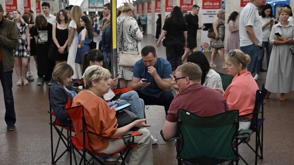 Ở Ukraine, cuộc sống thường nhật vẫn tiếp diễn giữa bom đạn...