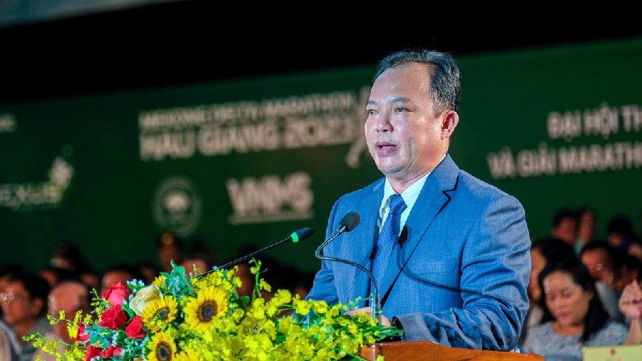 Khai mạc Đại hội Thể thao đồng bằng sông Cửu Long lần thứ IX trang trọng và ý nghãi . Hình ảnh ông Nguyễn Văn Hòa, Phó Chủ tịch UBND tỉnh Hậu Giang phát biểu khai mạc đại hội Thể thao ĐBSCL lần IX và giải Marathon quốc tế Mekong Delta lần thứ IV. (Nguồn: baophapluat)