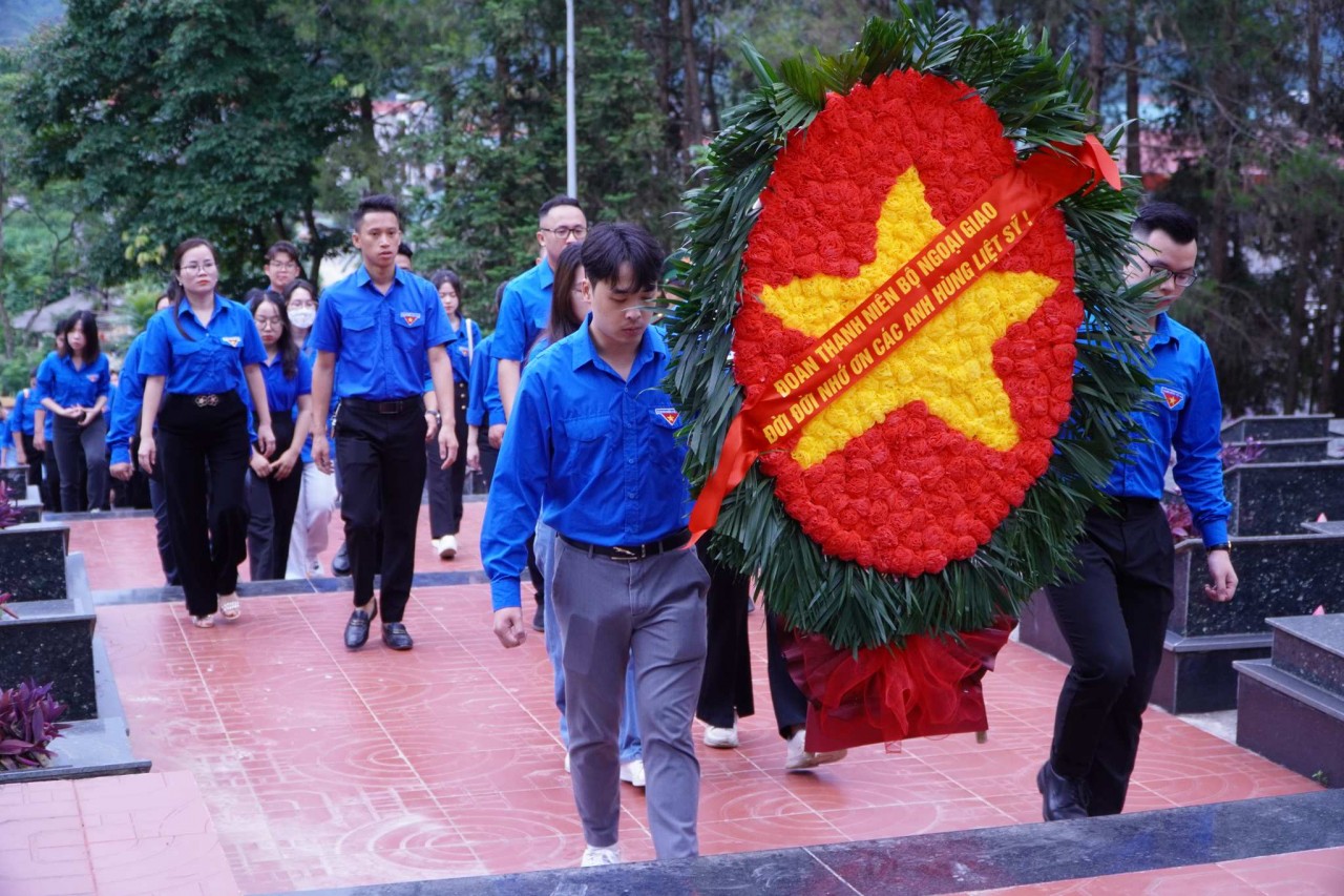 Chuyến đi “Về nguồn-Mùa hè xanh 2023” với chủ đề “Dấu chân Ngoại giao”.