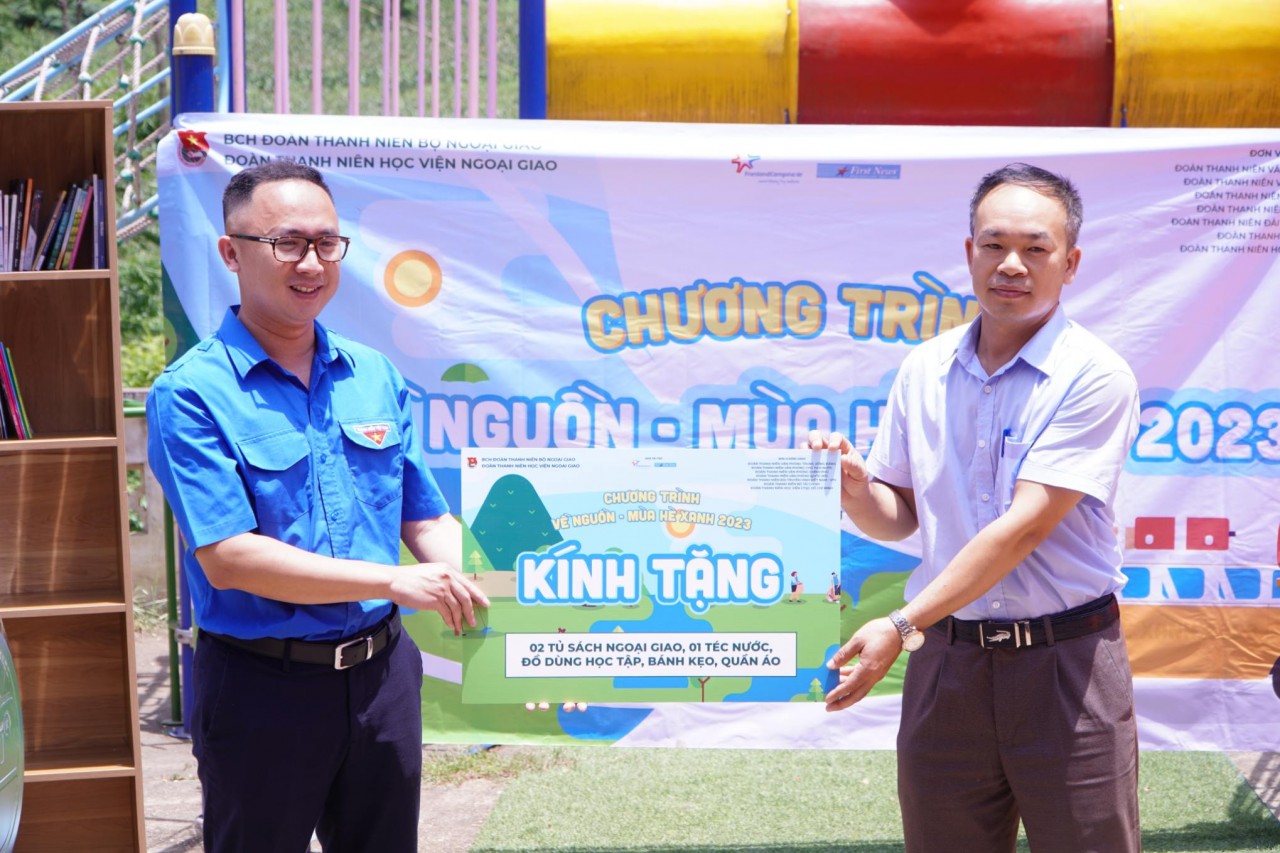 Chuyến đi 'Về nguồn-Mùa hè xanh 2023' với chủ đề 'Dấu chân Ngoại giao'