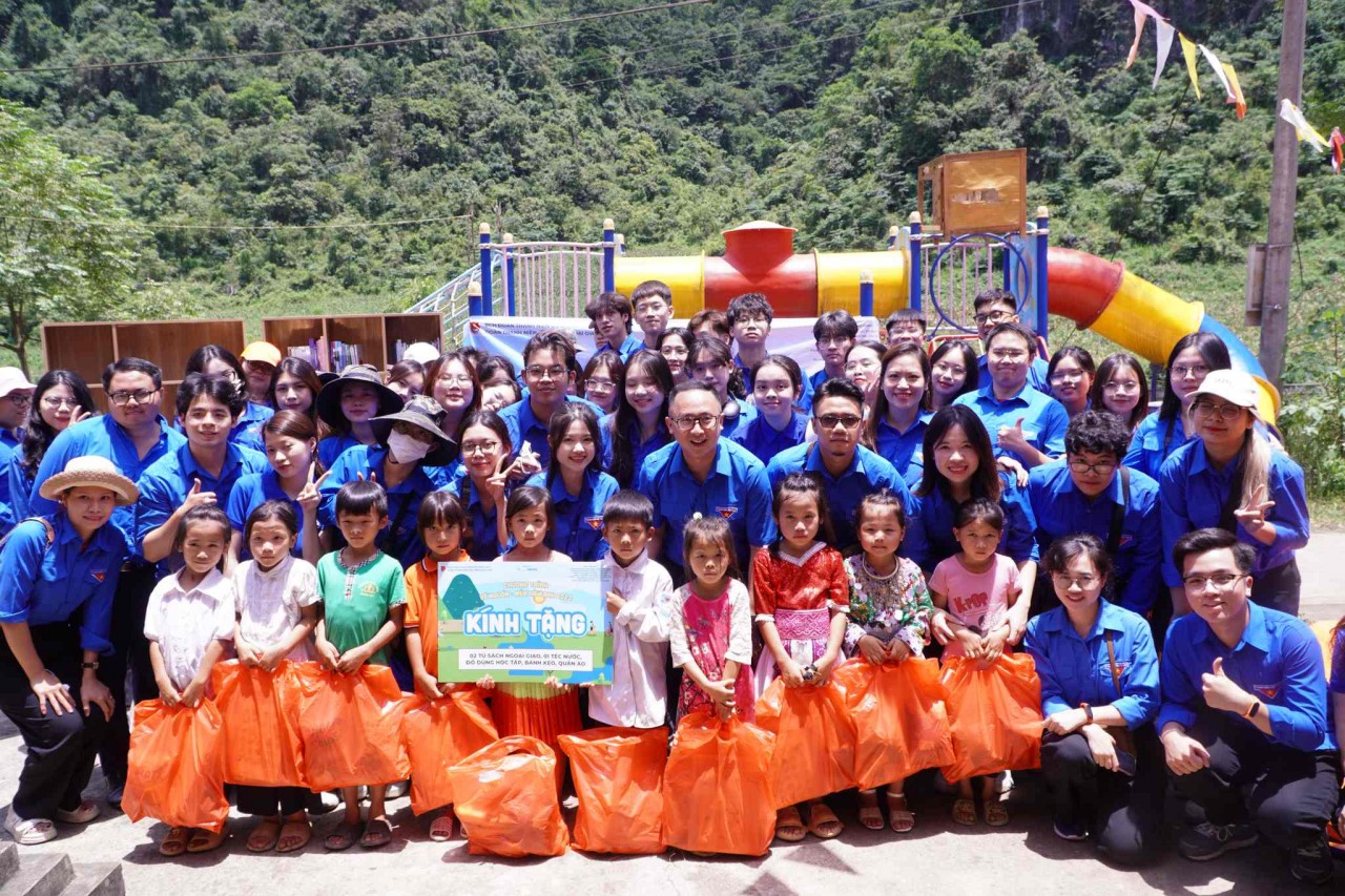 Chuyến đi 'Về nguồn-Mùa hè xanh 2023' với chủ đề 'Dấu chân Ngoại giao'