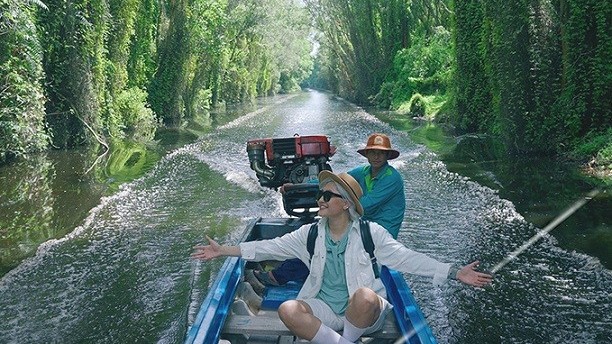 Vicky Nhung dành 4 tháng rong ruổi từ Bắc vào Nam, quay 600 cảnh ấn tượng về quê hương, đất nước