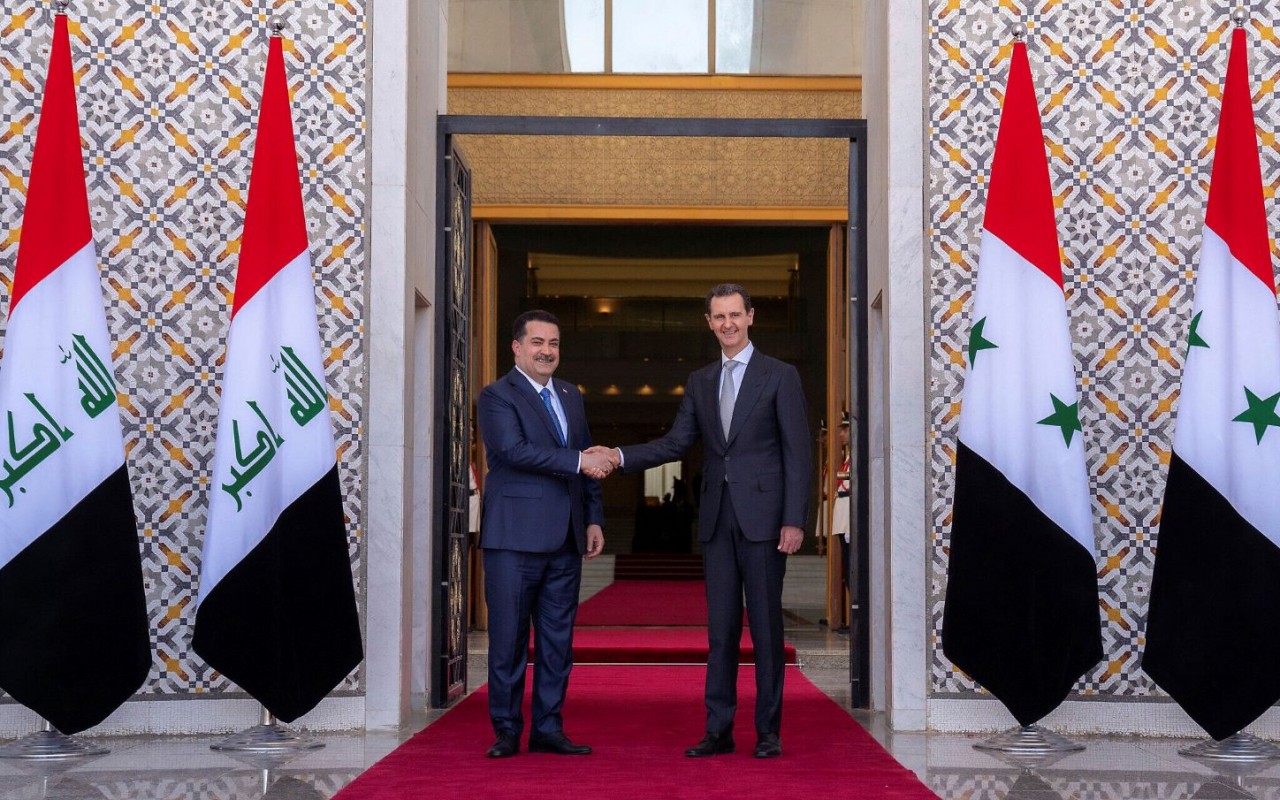 Tổng thống Syria Bashar Assad (phải) chào đón Thủ tướng Iraq Mohammed Shia al-Sudani trong buổi lễ đón tiếp ở Damascus, Syria, ngày 16/7/2023. (Nguồn: AP) Tổng thống Syria Bashar Assad (phải) chào đón Thủ tướng Iraq Mohammed Shia al-Sudani trong buổi lễ đón tiếp ở Damascus, Syria, ngày 16/7/2023. (Nguồn: AP)