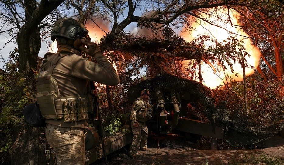 Quân nhân Ukraine bắn lựu pháo D-20 về phía quân đội Nga tại một vị trí gần thị trấn tiền tuyến Bakhmut, vùng Donetsk, ngày 11/7. (Nguồn: Reuters)