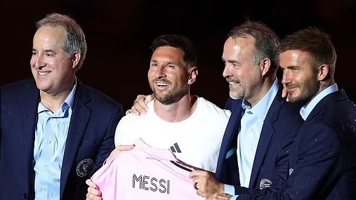 Hàng vạn cổ động viên chào đón Lionel Messi ra mắt Inter Milan, David Beckham nói lời xúc động