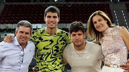 Giành được 2,35 triệu Bảng tiền thưởng, tân vương Wimbledon 2023 vẫn sống cùng cha mẹ trong căn hộ bình dân