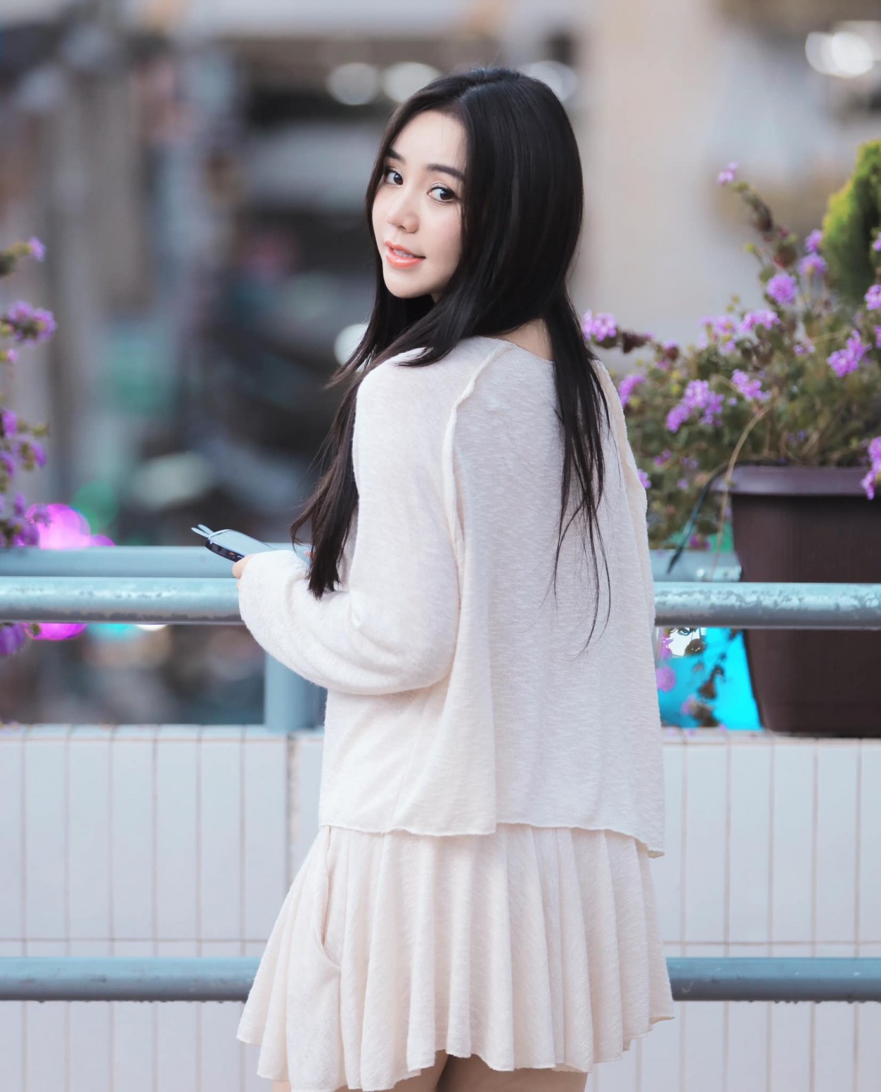 Diễn viên Quỳnh Kool dịu dàng xuống phố