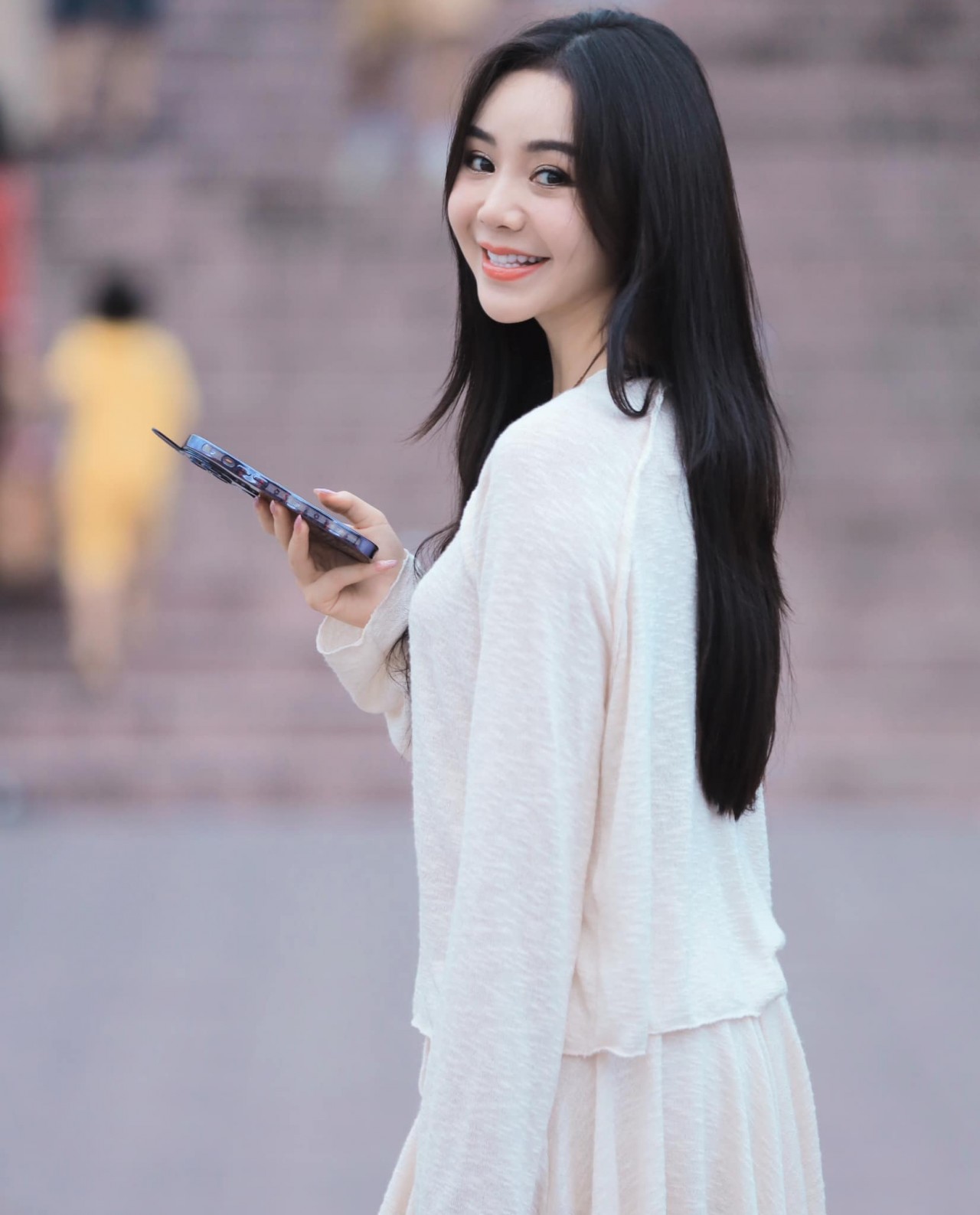 Diễn viên Quỳnh Kool dịu dàng xuống phố