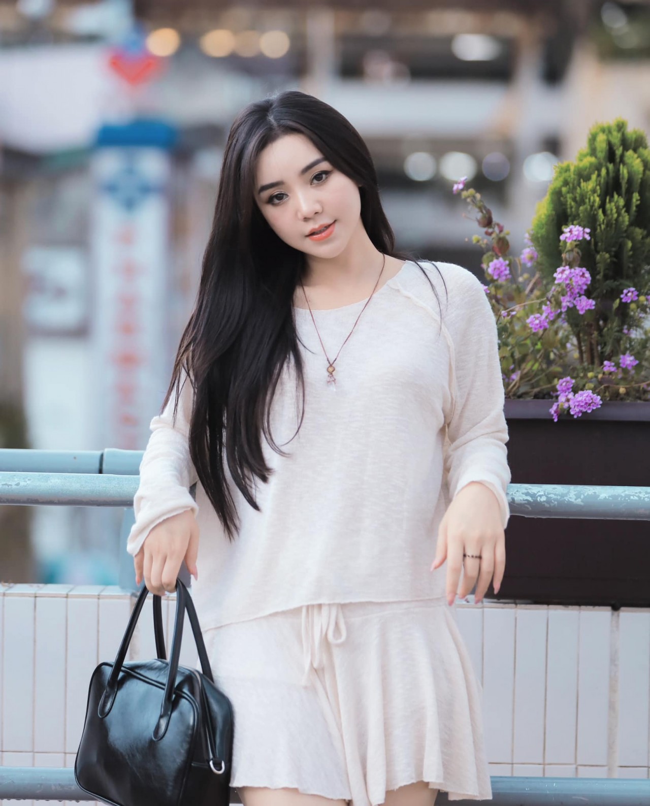 Diễn viên Quỳnh Kool dịu dàng xuống phố