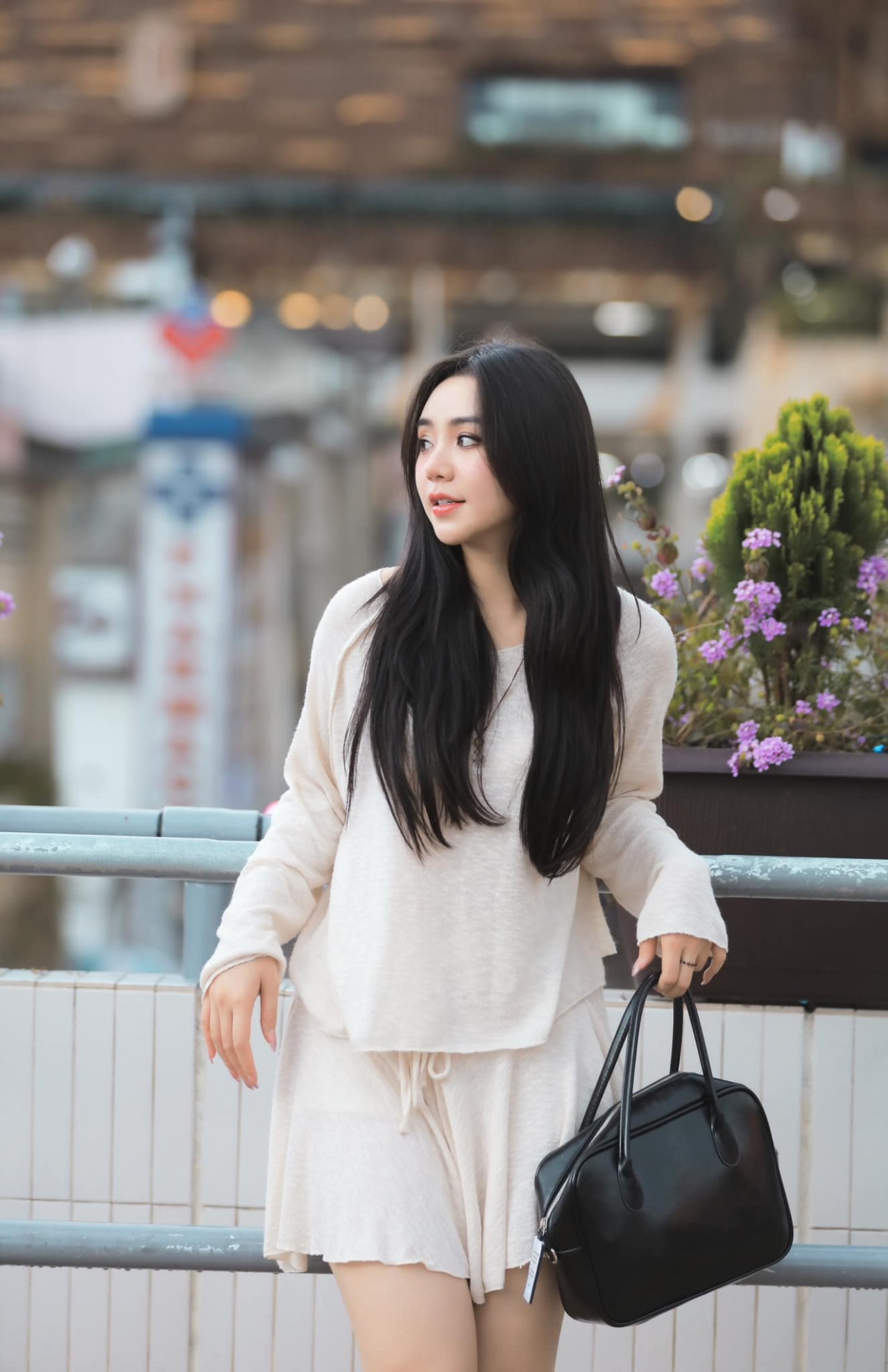 Diễn viên Quỳnh Kool dịu dàng xuống phố