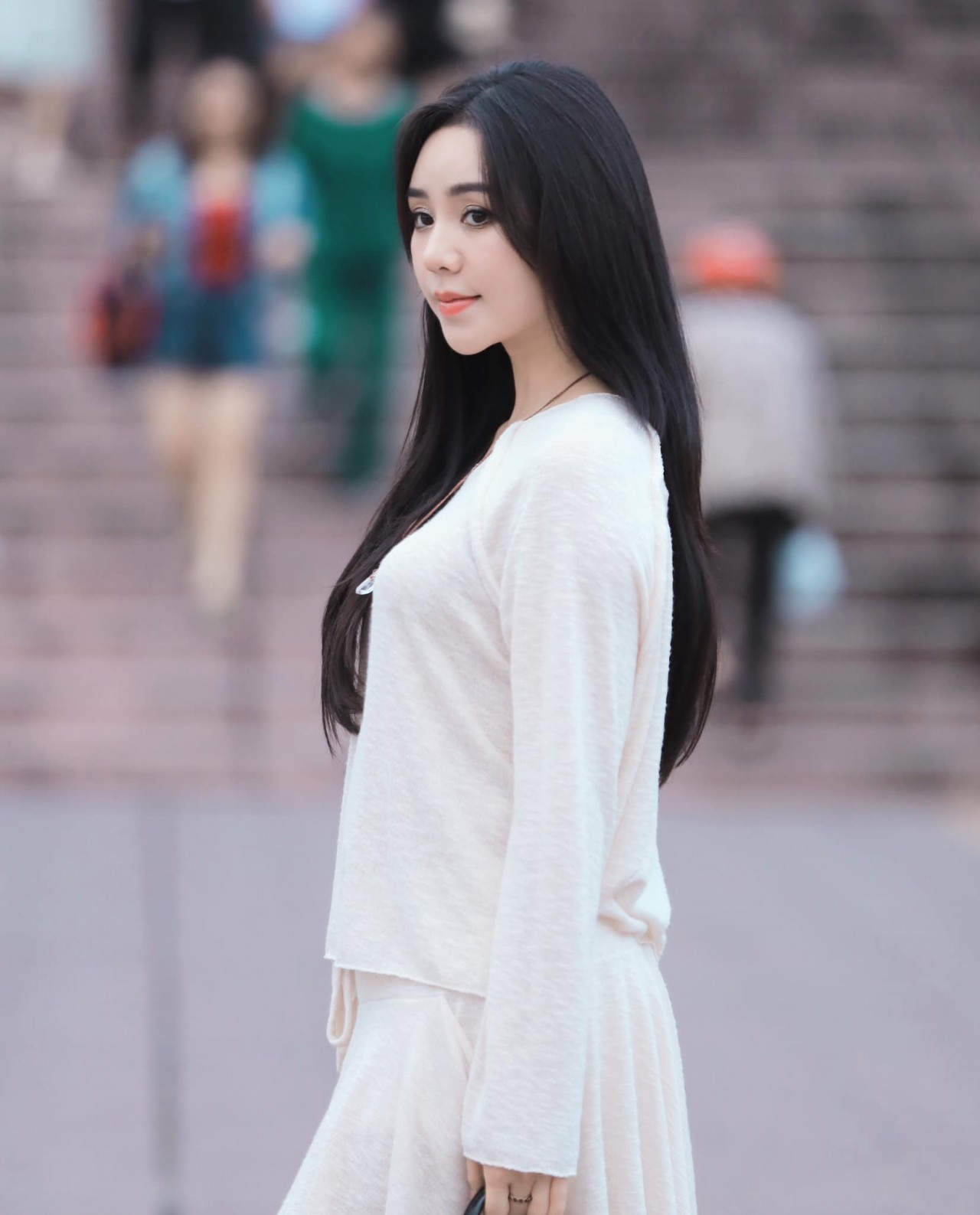 Diễn viên Quỳnh Kool dịu dàng xuống phố