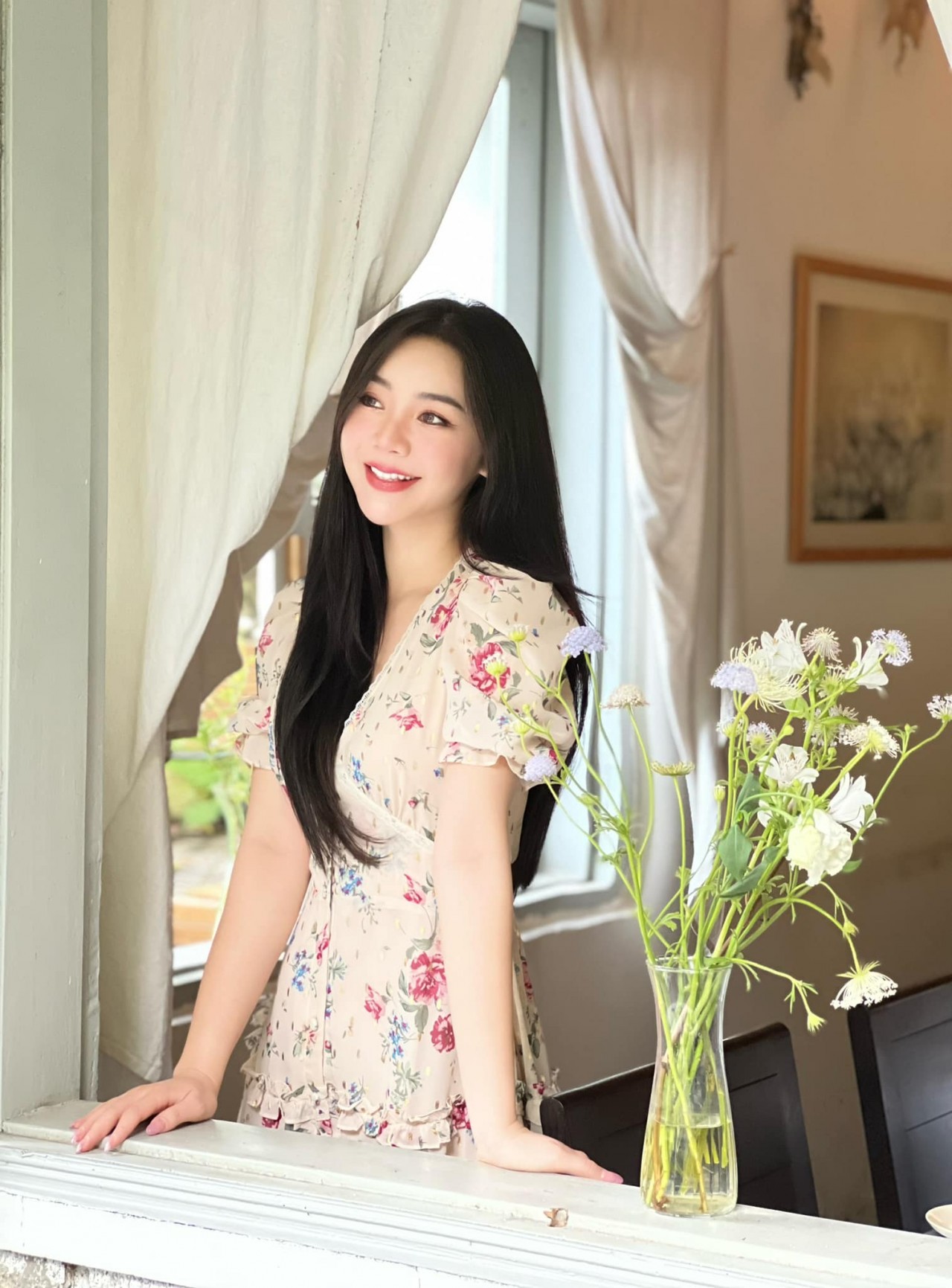 Diễn viên Quỳnh Kool dịu dàng xuống phố