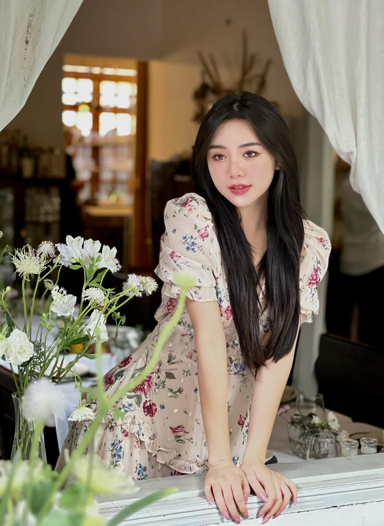 Diễn viên Quỳnh Kool dịu dàng xuống phố