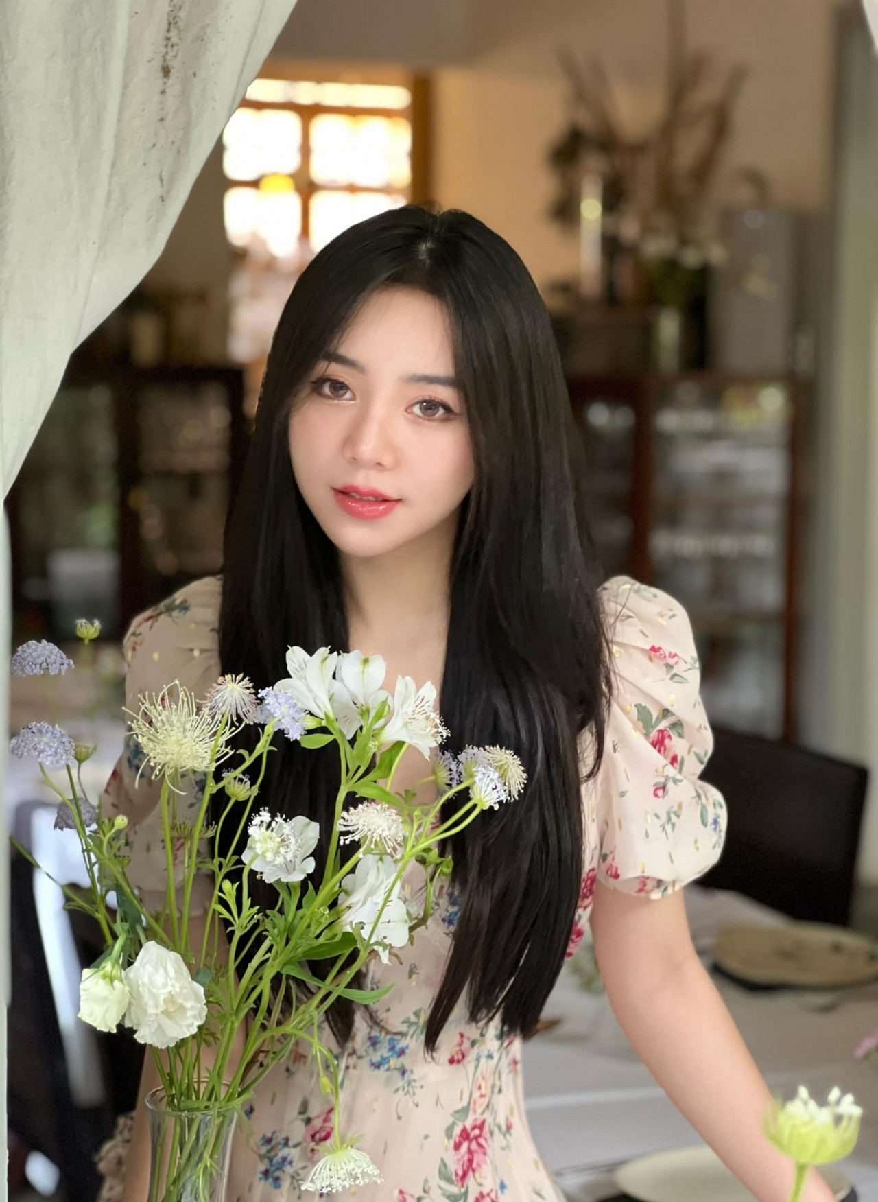 Diễn viên Quỳnh Kool dịu dàng xuống phố