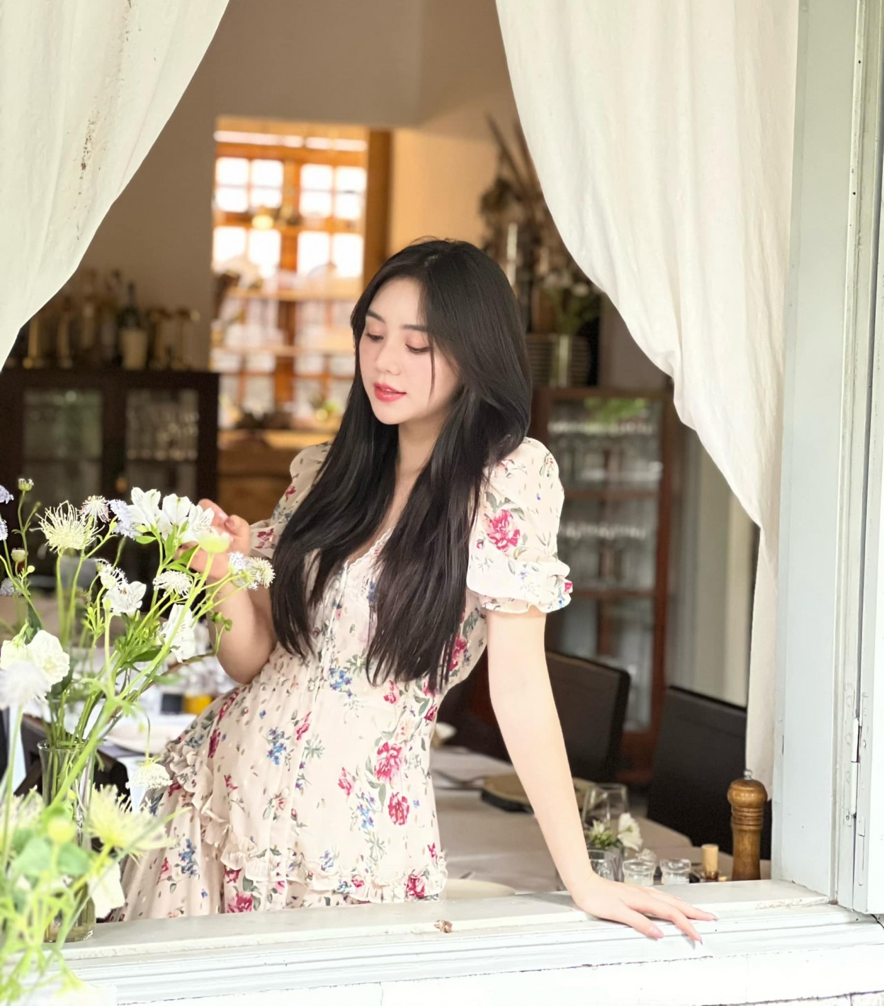 Diễn viên Quỳnh Kool dịu dàng xuống phố