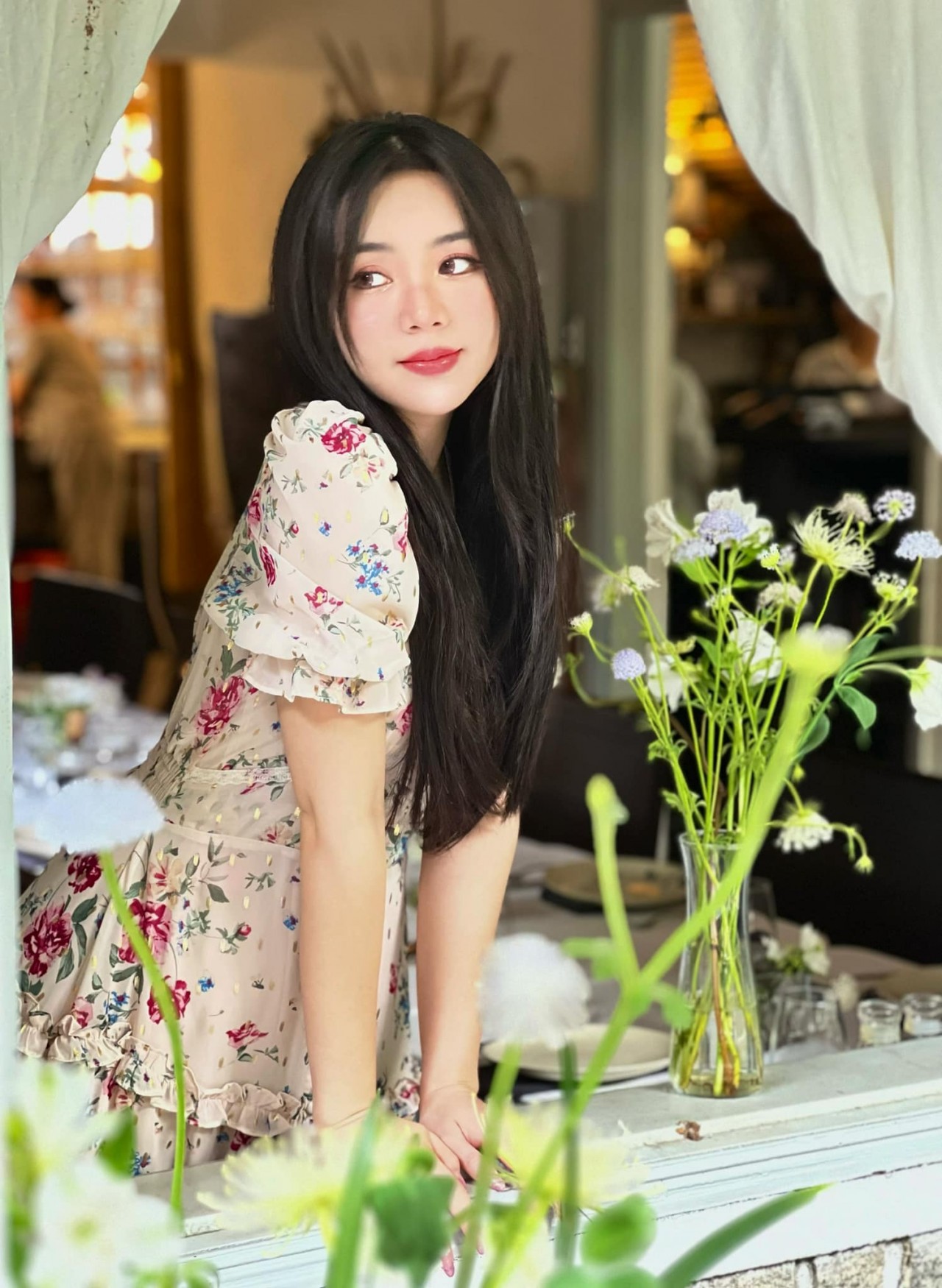 Diễn viên Quỳnh Kool dịu dàng xuống phố