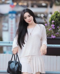 Diễn viên Quỳnh Kool dịu dàng xuống phố