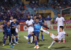 V-League 2023: Những hình ảnh Mạc Hồng Quân thi đấu năng nổ trong trận Hà Nội FC và CLB Bình Định