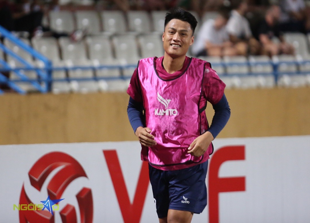 Ở trận này, Mạc Hồng Quân ngồi dự bị và được HLV gọi đi khởi động ở giữa hiệp một. 