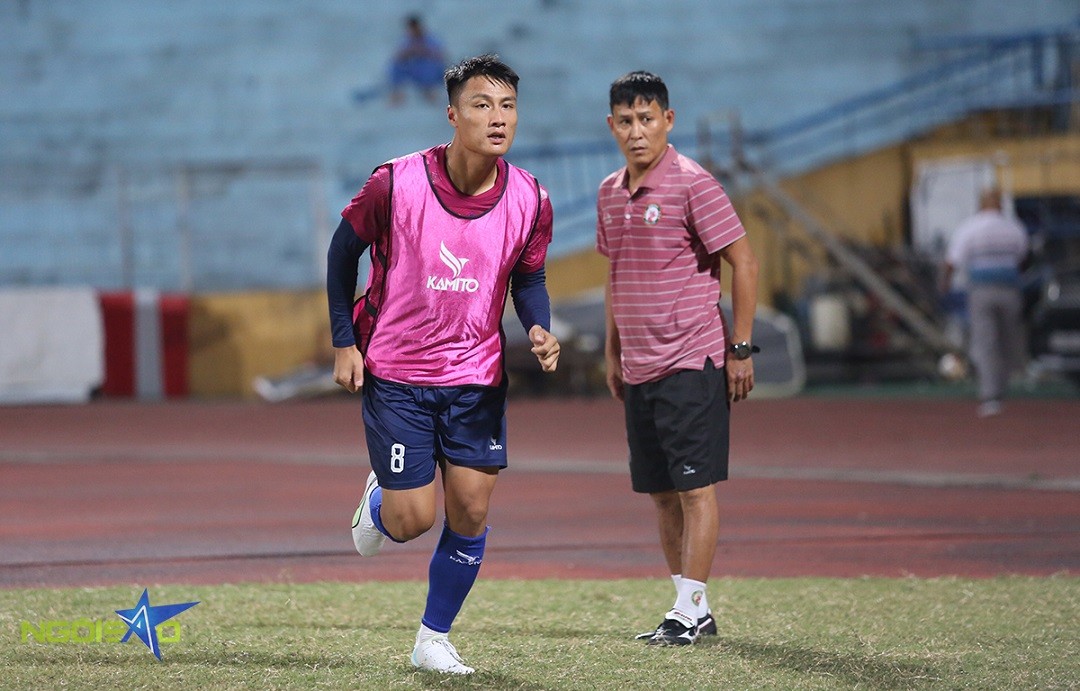 Trong lúc khởi động, tiền vệ Việt kiều liên tục ngoái vào sân theo dõi diễn biến của trận đấu. 