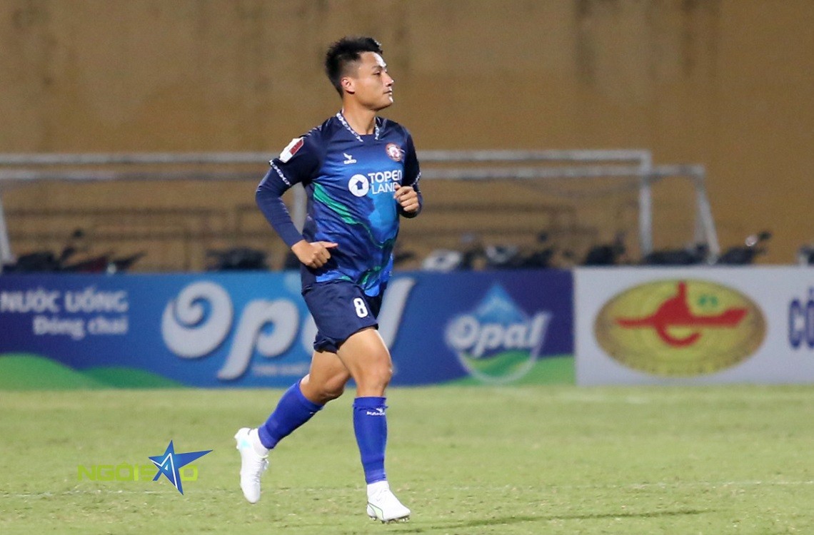 Mạc Hồng Quân được HLV Nguyễn Đức Thắng tung vào sân ở phút 35 thay Lý Công Hoàng Anh. 