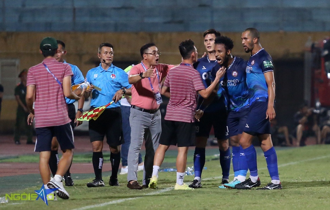 Tám phút sau khi Mạc Hồng Quân xuất hiện, CLB Bình Định có bàn mở tỷ số do công của tiền đạo Rafaelson. 