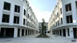 Bất động sản mới nhất: Thị trường khó giảm sâu, giảm mạnh; hơn 30.200 căn nhà bị ngừng cấp sổ hồng; sắp đấu giá đất tại Hà Nội