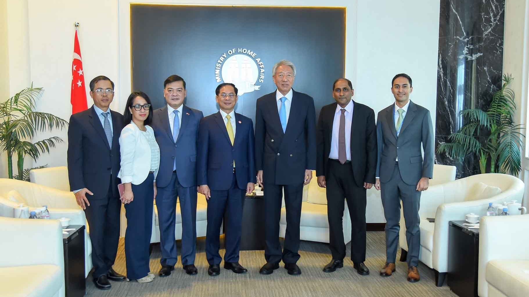 Bộ trưởng Ngoại giao Bùi Thanh Sơn hội kiến Bộ trưởng cao cấp Singapore Tiêu Chí Hiền