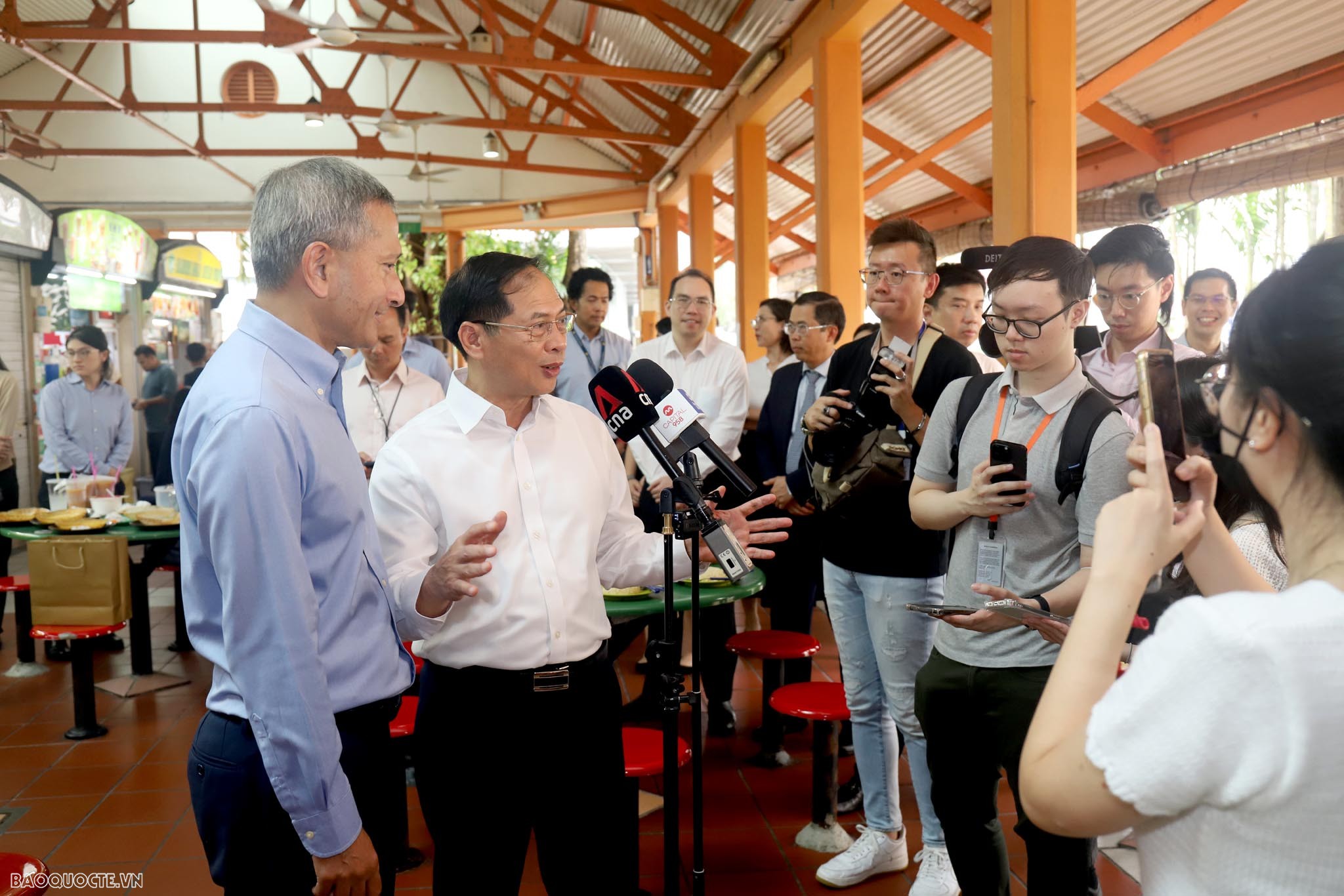 Bộ trưởng Bùi Thanh Sơn tham quan văn hóa ẩm thực đường phố của Singapore và dâng hoa tại tượng đài Chủ tịch Hồ Chí Minh Bộ trưởng Ngoại giao Bùi Thanh Sơn tham quan trung tâm văn hóa ẩm thực đường phố Singapore và dâng hoa tại Tượng đài Chủ tịch Hồ Chí Minh