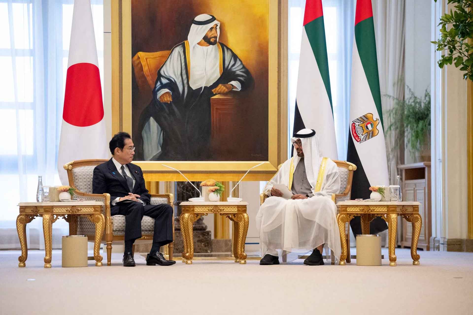 Tổng thống UAE Sheikh Mohammed bin Zayed Al Nahyan gặp Thủ tướng Nhật Bản Kishida Fumio tại Abu Dhabi, ngày 17/6. (Nguồn: AFP) Tổng thống UAE Sheikh Mohammed bin Zayed Al Nahyan gặp Thủ tướng Nhật Bản Kishida Fumio tại Abu Dhabi, ngày 17/6. (Nguồn: AFP)