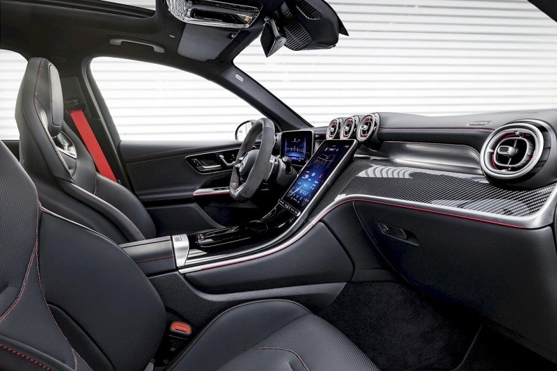Nội thất Mercedes-AMG C43 sử dụng chỉ thêu màu đỏ tương phản. Nội thất Mercedes-AMG C43 sử dụng chỉ thêu màu đỏ tương phản.