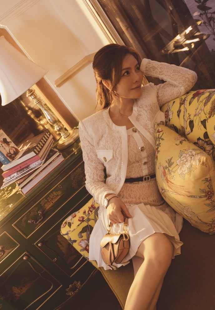 Lý Nhã Kỳ khoe vóc dáng gợi cảm đón tuổi mới