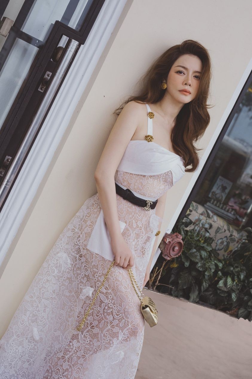 Lý Nhã Kỳ khoe vóc dáng gợi cảm đón tuổi mới