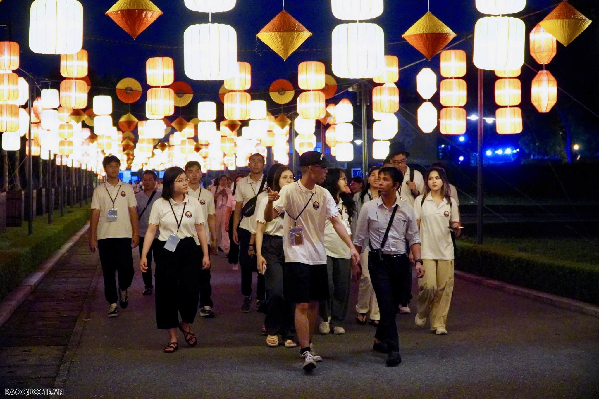 Đoàn kiều bào được hướng dẫn thăm quan tại Khu di tích lịch sử Hoàng Thành Thăng Long (Ảnh: Tuấn Việt)