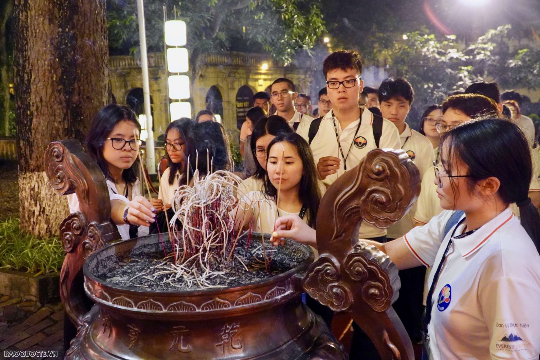 Đoàn kiều bảo trẻ một lòng thành kính dâng hương, tưởng nhớ các 