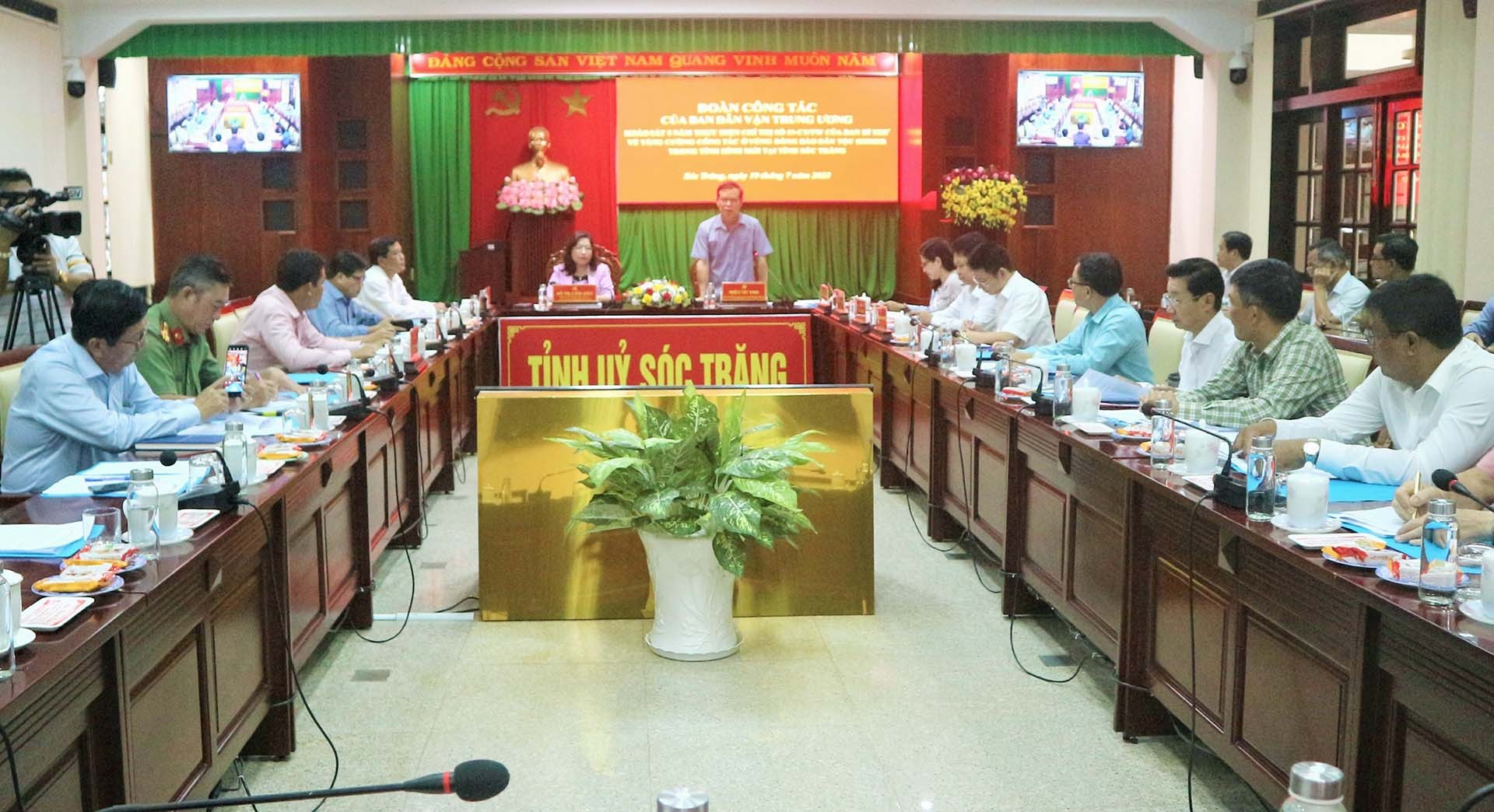 Quang cảnh buổi làm việc tại Sóc Trăng. Quang cảnh buổi làm việc tại Sóc Trăng.