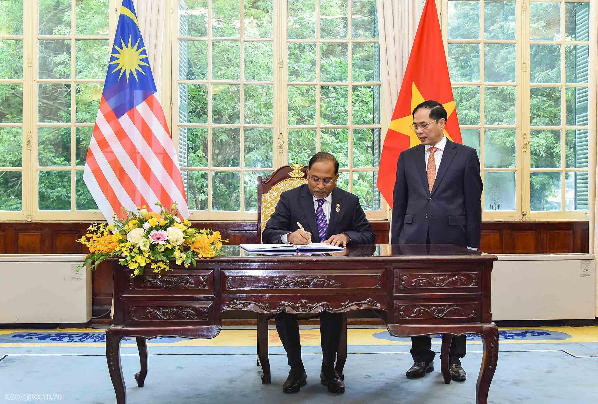 Bộ trưởng Ngoại giao Bùi Thanh Sơn đón chính thức Bộ trưởng Ngoại giao Malaysia